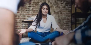 Person meditiert ruhig, um mit Angst umzugehen